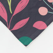 Farbenfrohe, blühende Schrift mit Blume und Blätte Fleecedecke (Ecke)