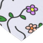 Farbenfrohe Blume, blauer Hintergrund, grün Tischdecke (Schrägansicht)