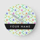 Farbenfrohe Blume, hellgrüner Hintergrund, schwarz Runde Wanduhr (Vorderseite)