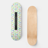 Farbenfrohe Blume, hellgrüner Hintergrund, schwarz Skateboard (Vorderseite)