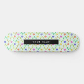 Farbenfrohe Blume, hellgrüner Hintergrund, schwarz Skateboard (Horizontal)