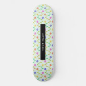 Farbenfrohe Blume, hellgrüner Hintergrund, schwarz Skateboard (Vorderseite)