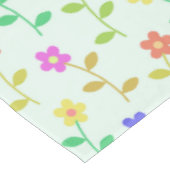 Farbenfrohe Blume, hellgrüner Hintergrund, schwarz Tischdecke (Schrägansicht)