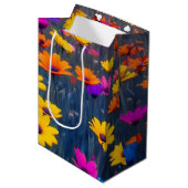 Farbenfrohe Blume Mittlere Geschenktüte (Vorderseite Schrägansicht)