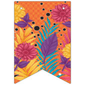 farbenfrohe Blume und Blätter auf schwarzem Hinter Wimpelkette (Dritte Fahne)