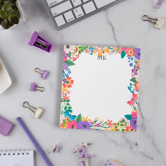 Farbenfrohe Blume und Schmetterlinge Mit Monogramm Notizblock