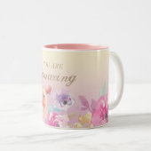 Farbenfrohe Blume Zweifarbige Tasse (VorderseiteRechts)