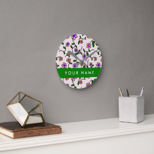 Farbenfrohe Blumen, rosa Hintergrund, grün Runde Wanduhr
