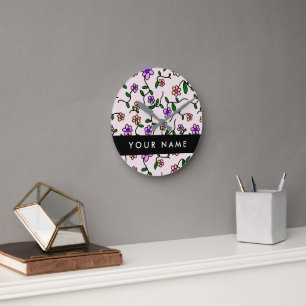 Farbenfrohe Blumen, rosa Hintergrund, Schwarz Runde Wanduhr