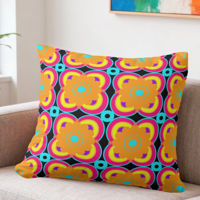 Farbenfrohe Blumen und Formen Kissen (Go big or go home. This retro flower pillow is all about bold color.)