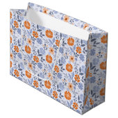 Farbenfrohe Blumendrucke - orange große Geschenktü Geschenktüte (Vorderseite Schrägansicht)