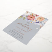 Farbenfrohe Blumendusty Blue Wedding Rose Gold Folieneinladung (Gedreht)