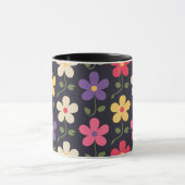 Farbenfrohe Blumenmuster auf dunklem Hintergrund Tasse (Zentrum)