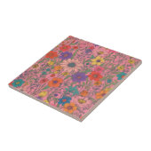 Farbenfrohe Blumenmuster auf rosa Fliese (Seite)