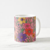 Farbenfrohe Blumenmuster auf rosa Kaffeetasse (VorderseiteRechts)