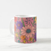 Farbenfrohe Blumenmuster auf rosa Kaffeetasse (Vorderseite Links)