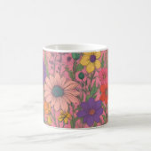 Farbenfrohe Blumenmuster auf rosa Kaffeetasse (Mittel)