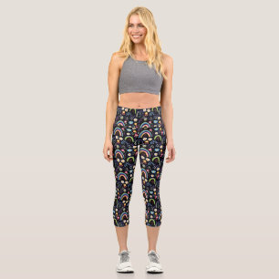 Farbenfrohe Blumenmuster mit Regenbogen und Bäumen Capri Leggings
