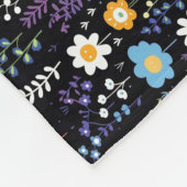 Farbenfrohe Blumenmuster mit Regenbogen und Bäumen Fleecedecke (Ecke)