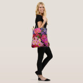 Farbenfrohe Blumenrosa Lila Primula-Blume Tasche (Am Model)