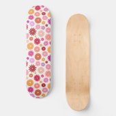 Farbenfrohe Blüten großes Muster Skateboard (Vorderseite)