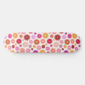Farbenfrohe Blüten großes Muster Skateboard (Horizontal)