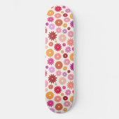 Farbenfrohe Blüten großes Muster Skateboard (Vorderseite)