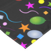 Farbenfrohe Bollons und Streamer auf BLACK Tischdecke (Schrägansicht)