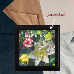 Farbenfrohe Bouquet mit Lilie Erinnerungskiste<br><div class="desc">Geschenkboxen mit Blumenmotiven und einem Foto mit farbenfrohen Blume (gelbe Rose, rosa Nelke, weiße Lilie). Eine gute Wahl für den Valentinstag oder andere besondere Anlässe (Muttertag, Geburtstag, Jubiläum, Verlobung). Erschaffen Sie eine romantische Atmosphäre! Sie können den Text "Liebe Sie" durch Ihre eigene Nachricht ersetzen. Für weitere Änderungen (Schriftart, Schriftart, Textposition)...</div>