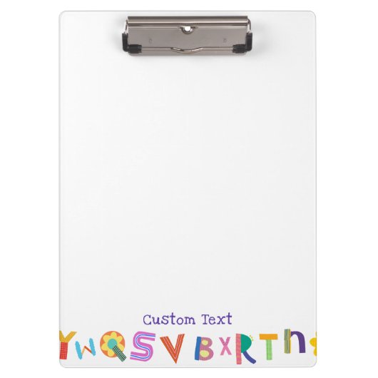 Farbenfrohe Buchstabenlehrerin im Klassenzimmer Klemmbrett (Vorderseite)