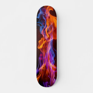 Farbenfrohe, bunte Flammen Skateboard
