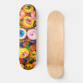 Farbenfrohe Button Juwelen Skateboard (Vorderseite)