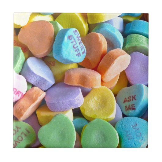 Farbenfrohe Candy Hearts Fliese (Vorderseite)