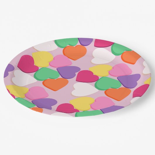 Farbenfrohe Candy Hearts Pappteller (Schrägansicht)