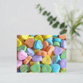 Farbenfrohe Candy Hearts Postkarte (Stehend Vorderseite)
