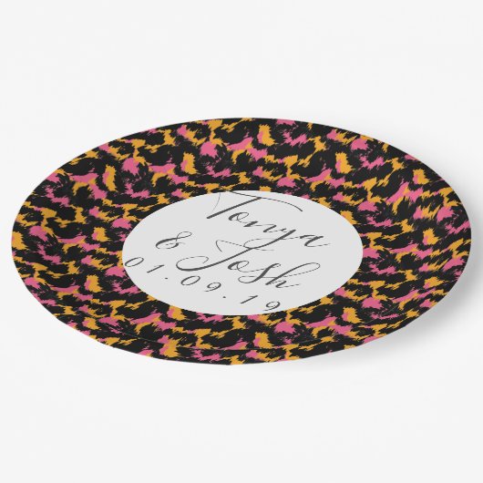 Farbenfrohe Cheetah Print Pattern Moderne Hochzeit Pappteller (Schrägansicht)