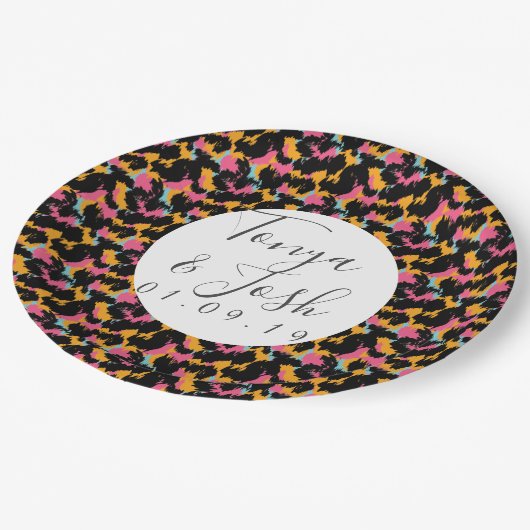 Farbenfrohe Cheetah Print Pattern Moderne Hochzeit Pappteller (Schrägansicht)