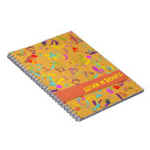 Farbenfrohe Confetti-Toos über Orangenvorlage Notizblock (Rechte Seite)