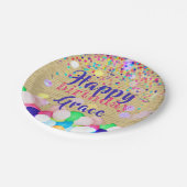 Farbenfrohe Confetti und Balloons glücklich zum Ge Pappteller (Schrägansicht)