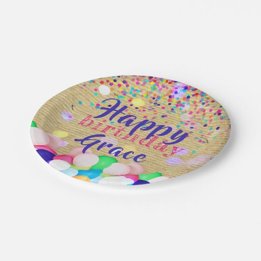 Farbenfrohe Confetti und Balloons glücklich zum Ge Pappteller (Schrägansicht)