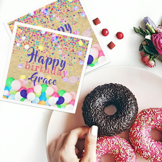 Farbenfrohe Confetti und Balloons glücklich zum Ge Serviette