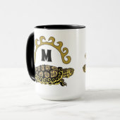 Farbenfrohe Cumberland Slide Turtle Monogram Tasse (Vorderseite Links)