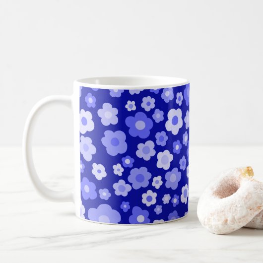 Farbenfrohe Daisies floral Retro Muster Bold Blue Kaffeetasse (Mit Donut)