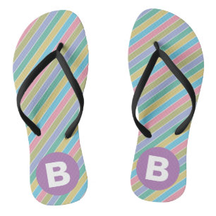 Farbenfrohe diagonale Bonbonstreifen lila Monogram Badesandalen