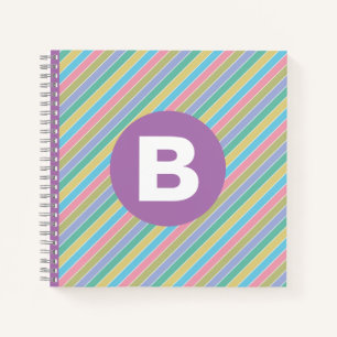 Farbenfrohe diagonale Candy-Streifen lila Monogram Notizblock
