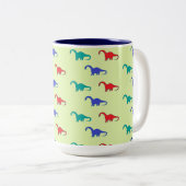 Farbenfrohe Dinosaurier-Muster auf grün Zweifarbige Tasse (VorderseiteRechts)