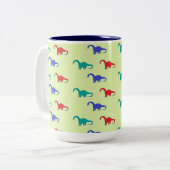 Farbenfrohe Dinosaurier-Muster auf grün Zweifarbige Tasse (Vorderseite Links)
