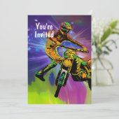 Farbenfrohe Dirt Bike Rider im kosmischen Raum Einladung (Stehend Vorderseite)