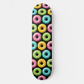 Farbenfrohe Donuts mit Sprinklen Skateboard (Vorderseite)