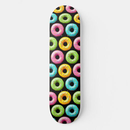 Farbenfrohe Donuts mit Sprinklen Skateboard (Vorderseite)